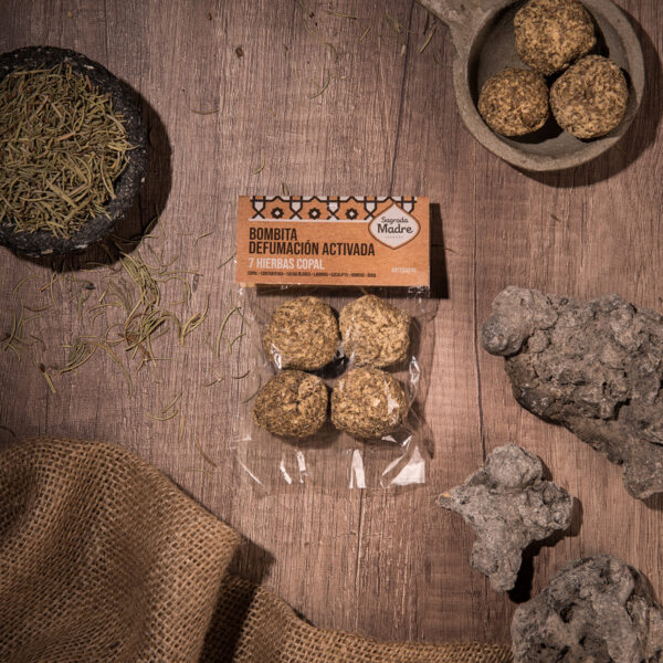 Composición: copal • contrayerba • salvia blanca • lavanda • eucalipto • romero • ruda