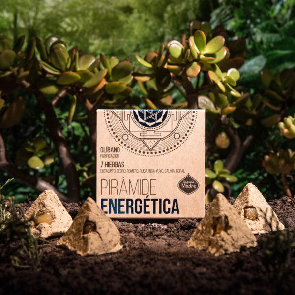 Seleccionamos cuidadosamente 7 Hierbas Santas, para que cada una de ellas aporte su fuerza pura y natural, el Eucalipto atrae energía positiva, el Cedro protección espiritual, el Romero limpieza energética, la Ruda su escudo protector, el Inca yuyo sabiduría espiritual, la Salvia su poder de sanación y el Copal su amor incondicional. Esta pirámide además contiene perlas de Olíbano puro, aportando su gran poder de transmutación, la forma piramidal lleva nuestra energía o petición a los cuatro puntos cardinales del espacio universal, transformando y materializando el amor Divino en la tierra, el hogar y en la vida.