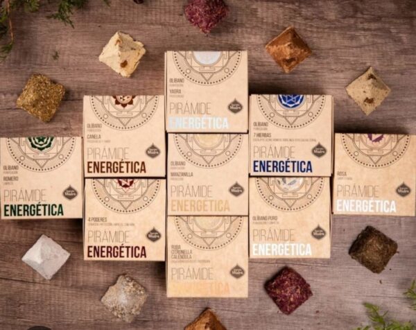 Hecho a mano Contenido: 4 unidades Uso: para sahumar Duración: 15 minutos Medida caja: 9x9x4