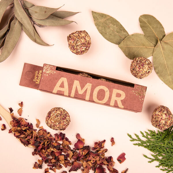 Composición: pétalos de rosas, ruda, laurel, eucalipto, cedro y aglutinante natural.