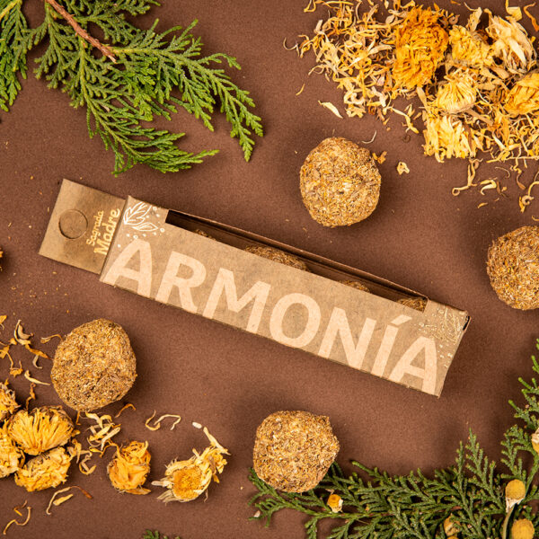 Composición: Flor de caléndula, manzanilla, romero, contra yerba, hierba buena, ruda, alcanfor, cedro y aglutinante natural.