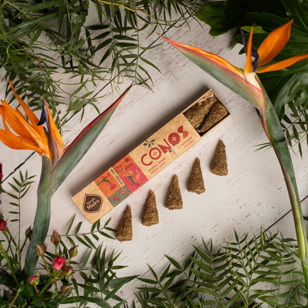 La combinación de la vibrante flor de caléndula y el refrescante romero, crea una energía armonizadora que promueve la paz interior y el bienestar emocional. Esta mezcla también ayuda a mejorar la claridad mental y la concentración. La fragancia es dulce y herbal, con notas terrosas y ligeramente amargas.
