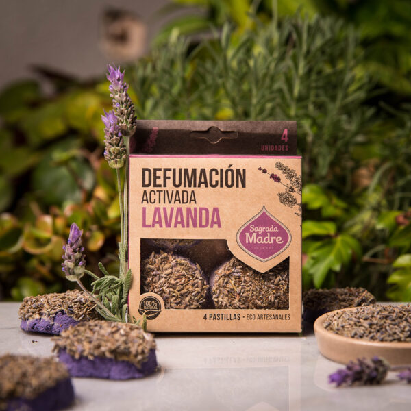 El nombre Lavanda proviene del latín Lavare (Lavar). Gracias a sus propiedades de purificación y limpieza es relajante, ayuda a la sanación espiritual y material, atrae energía positiva y renovada a la atmósfera y los espacios donde se utilice esta hierba sagrada.