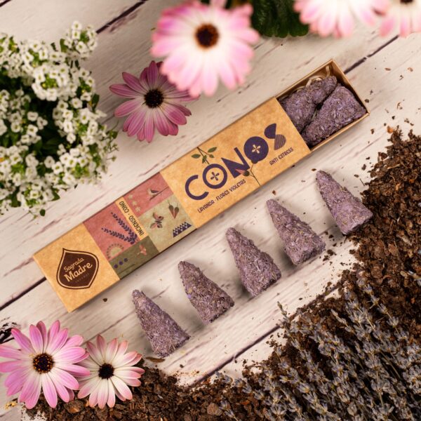 Calma y Espiritualidad. La Lavanda conocida por sus propiedades relajantes, aliada para calmar la ansiedad y el estrés, se combina con las Flores Violetas, asociadas con la intuición y la purificación, creando juntas un ambiente de paz interior, tranquilidad y equilibrio necesario en tu rutina.
