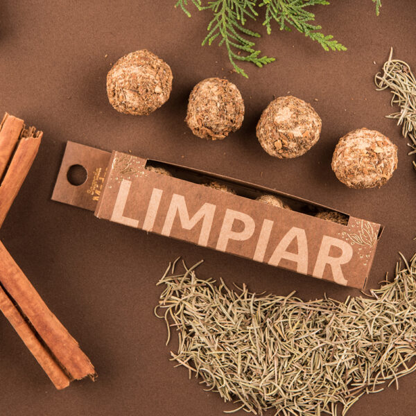 Composición: cáscara de canela, palo santo, romero, cedro y aglutinante natural.