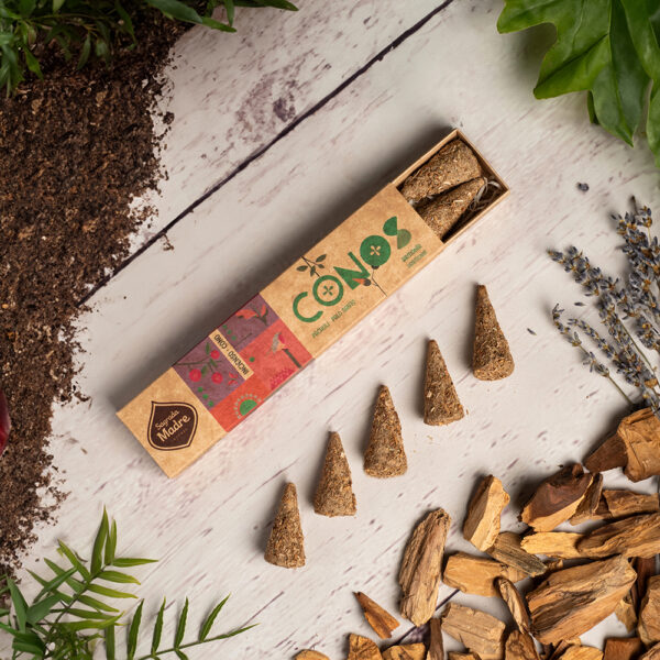 La combinación de pachulí y palo santo produce una fragancia terrosa y mística, con notas leñosas que ayudan a calmar la mente y el cuerpo. El pachulí se conoce por sus propiedades calmantes y relajantes, mientras que el palo santo se utiliza tradicionalmente para limpiar y purificar energías negativas. Enciende un cono de incienso de pachulí y palo santo para disfrutar de su aroma relajante y purificante.