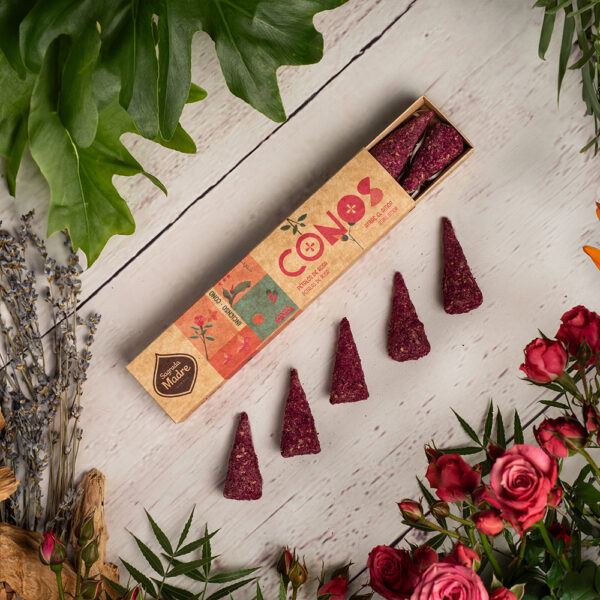 La fragancia de los pétalos de rosa es dulce y suave, con notas florales que traen una sensación de armonía y amor. Los pétalos de rosa son conocidos por sus propiedades para promover la relajación y reducir el estrés, así como para ayudar a mejorar la calidad del sueño. Enciende un cono de incienso de pétalos de rosa para disfrutar de su aroma relajante mientras meditas o te relajas.