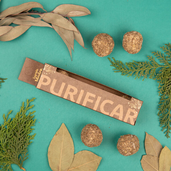 Composición: pétalos de salvia, laurel, eucalipto, cedro y aglutinante natural.