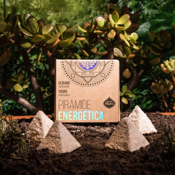 Pirámide energética para sahumar: símbolo del Fuego, milenaria Geometría Divina de la raza Humana, conector entre el mundo celestial y terrenal, su poder El Sol, energía de vida y transformación, conductora del poder cósmico sobre el ambiente donde se utilice. Esta Pirámide esta recubierta de cristales de Yagra e Incienso para aumentar su potencia generadora de conciencia y conexión, capas de llevar nuestro mensaje o petición a los confines del espacio universal, transformando y materializando aquello que creíamos difícil de lograr.